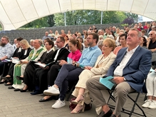 In der ersten Reihe: Geistliche aller Konfessionen mit Verantwortungsträgern der Stadt Hanau beim Ökumenischen Gottesdienst im Amphitheater